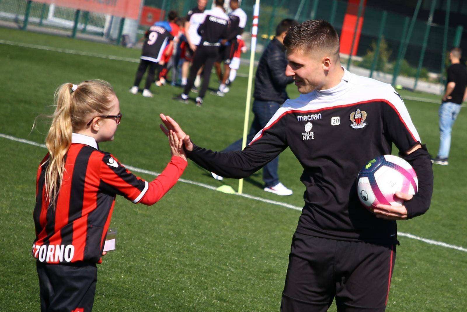 尼斯球队在比赛中展现出团队合作精神,赢得心仪比赛的简单介绍 尼斯球队在比赛中展现出团队合作精神,赢得心仪比赛的简单介绍